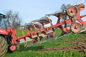 Il volo piatto sollevato dietro il trattore. 