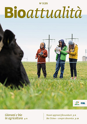 Copertina di Bioattualità 3|25: Testa di mucca in primo piano, sullo sfondo 3 persone che prendono appunti.