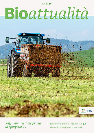 Copertina di Bioattualità 6|26: Un trattore sparga letame sui pascoli.