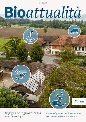 Copertina di Bioattualità 8|25: Suolo, acqua, energia, alimentazione, allevamento: l’agricoltura bio mostra come proteggere il clima. Foto: Christian Pfister, FiBL Copertina di Bioattualità 8|25: veduta aerea di una fattoria con diversi pittogrammi blu.