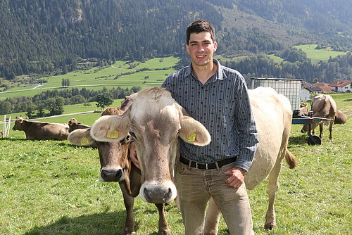 Ursin Gustin con una mucca al pascolo.